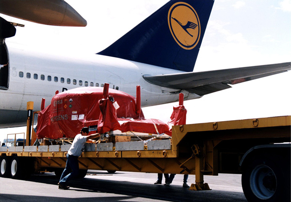 Loading a cargo plane