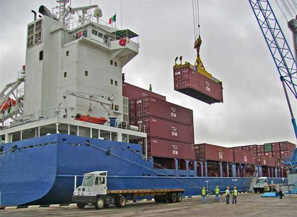 Loading shipping containers onto the ship